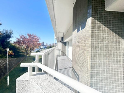 【バルコニー】 | 陵南住宅壱号棟 | 太陽の光と爽やかな風を受けたお洗濯物はあっという間に乾き、取りこむ時には太陽の匂いを感じられそうですね♪