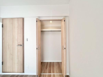 【収納】 | 陵南住宅壱号棟 | お洋服や、出番の少ない季節物の家電などをスッキリ収納できますのでゆったりとした住空間で毎日快適にお休みいただけます！