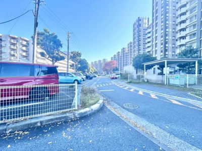 【駐車場】 | 陵南住宅壱号棟 | お車の出し入れも楽々ですね♪現地駐車場部分になります！駐車場空有です！

