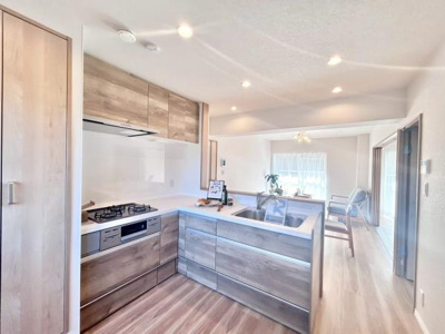 【キッチン】 | 陵南住宅壱号棟 | 見せるキッチン。ダイニングとの空間のつながりが、スペースのゆとりを生み出します♪