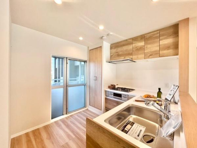 【キッチン】 | 陵南住宅壱号棟 | 本を読みながら料理をしたり、家族とコミュニケーションを取りながら家事をしたり。毎日必ず使い、案外長い時間を過ごす場所だからこそ妥協したくない部分ですね♪