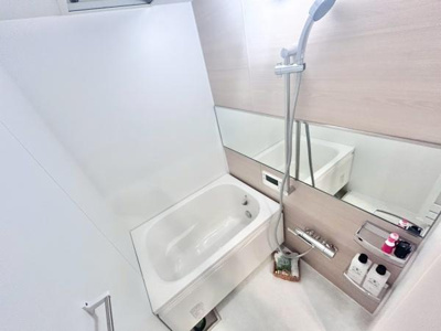 【浴室】 | 陵南住宅壱号棟 | 限られた空間を広く見せるワイドミラーを採用したバスルーム。アクセントパネルで落ち着きのある雰囲気を演出♪