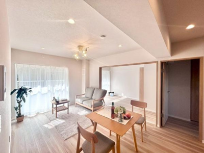 【居間・リビング】 | 陵南住宅壱号棟 | ここにはみんなが集い、食事と楽しい会話が始まる。話に夢中になりすぎて、ついつい時を忘れてしまう。そんな束の間の幸せを感じさせてくれる場所。