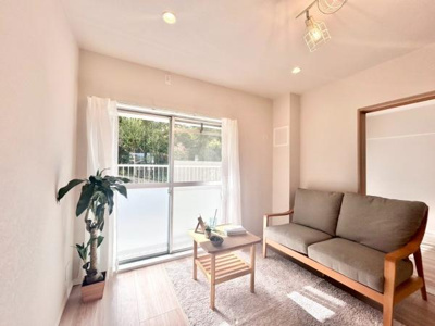 【居間・リビング】 | 陵南住宅壱号棟 | 室内にいても、たっぷりの陽光と爽やかな風を感じて頂けます！
ご家族と穏やかに過ごす、心地の良い時間が流れます。