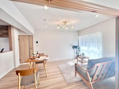 【居間・リビング】 | 陵南住宅壱号棟 | 家族の一体感を感じられる広々スペース！家族と過ごす時間を大切にする方にぴったりのゆとりの住空間です♪