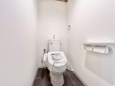 【トイレ】 | APAガーデンスプリングス鳳 | 節水型でエコなトイレには、今では当たり前のウォシュレット付き。便座を温める機能もついていて、居心地良くてトイレから出られなくなるかも！