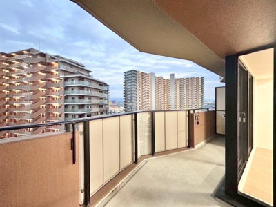 【バルコニー】 | APAガーデンスプリングス鳳 | 開放的なバルコニーは見晴らしもよく、太陽の温かな温もりをめいっぱい受け止めてくれます。