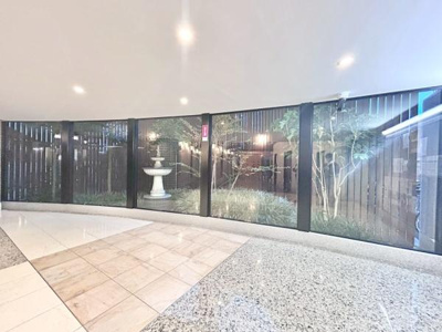 【エントランス】 | APAガーデンスプリングス鳳 | 流行に左右されず、将来にわたって価値が継続する「上質」な佇まい。おしゃれな雰囲気や自然の潤い、親しみやすさといった暮らしを豊かにしてくれる住空間です。