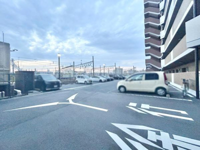 【駐車場】 | APAガーデンスプリングス鳳 | お車の出し入れも楽々ですね♪現地駐車場部分になります！
