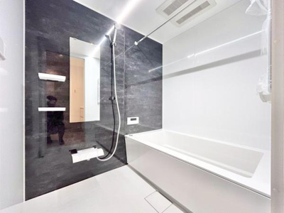 【浴室】 | APAガーデンスプリングス鳳 | 一日の疲れを癒してくれる場所なので、快適に過ごして頂く為にゆったりサイズのバスタブを用意しました。是非半身浴をお楽しみ下さい。