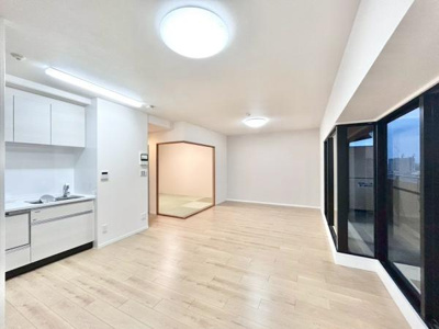 【居間・リビング】 | APAガーデンスプリングス鳳 | 大切なご家族が集まるからこそＬＤＫはこだわりたい！休日はおひさまの光をたっぷりと取りこめるリビングでゆったりと過ごしませんか？子供たちが元気に笑いながら走り回っても十分な広さの空間です。