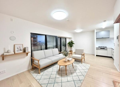 【居間・リビング】 | APAガーデンスプリングス鳳 | 【家具配置イメージ画像】ラグやソファで雰囲気を変えたりいろんなアレンジが楽しめます！