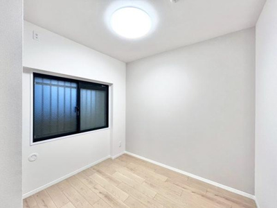 【洋室】 | APAガーデンスプリングス鳳 | 木目のフローリングが暖かみのある室内に。明るい寝室で心地のいい朝を迎えられそう。