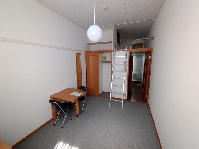 レオパレススプルース元木Ⅰの居間・リビング|1階はフローリング仕様です。