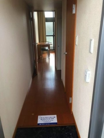 レオパレスブライトサニーハウスの玄関