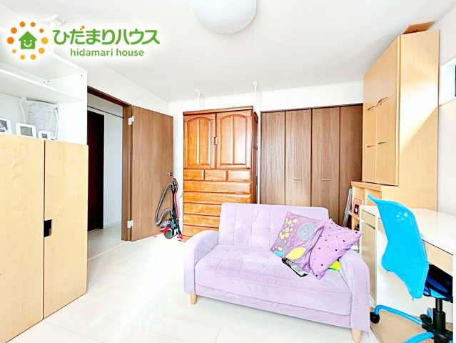【寝室】 | 石岡市南台　中古戸建 | 壁紙はシンプルで清潔なホワイトで統一しています。朝の光をたっぷり浴びながら一日をスタート！目覚めは明るくあたたかな場所で。