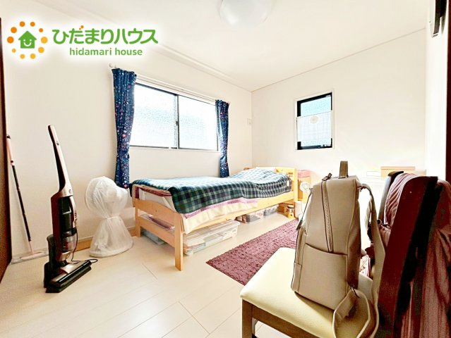 【洋室】 | 石岡市南台　中古戸建 | 二面採光の設計で明るい時間帯は陽が入り、リラックス出来るお部屋となっています。