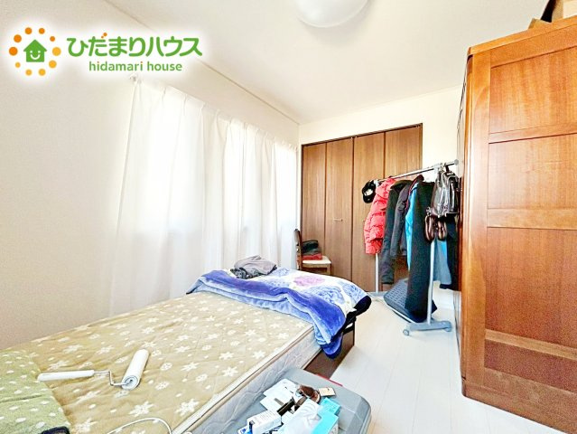 【洋室】 | 石岡市南台　中古戸建 | 白い壁の洋室は、太陽の光だけでも十分明るく感じられますね