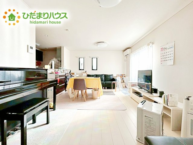 【居間・リビング】 | 石岡市南台　中古戸建 | 日当たりの良い南の窓に沿ってレイアウトされたLDK。キッチンに立っていても、外の景色が楽しめるため、晴れやかな気分で過ごせます。