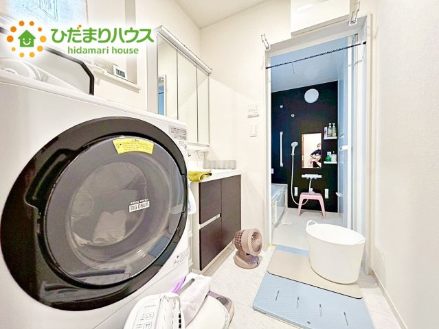 【独立洗面台】 | 石岡市南台　中古戸建 | 大きな三面鏡の独立洗面。鏡の後ろは収納となっているのでスッキリと整理できます！