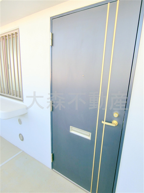 京急空港線人気賃貸マンションの玄関