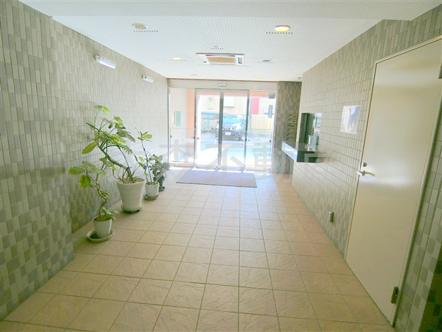 京急空港線人気賃貸マンションのエントランス