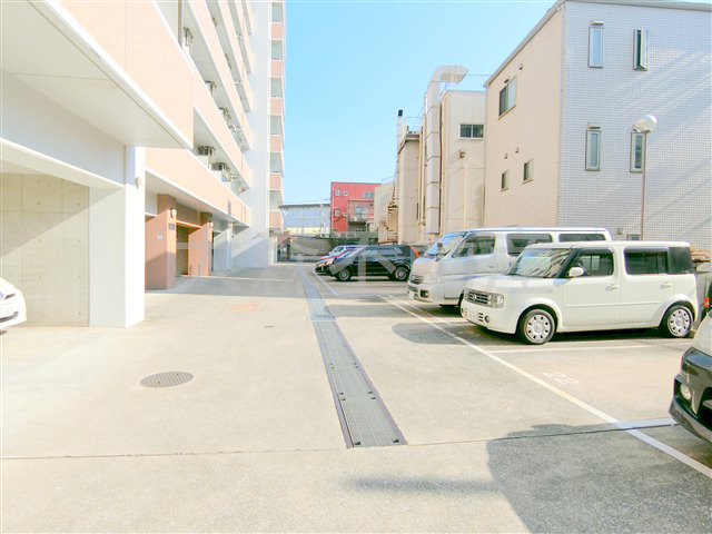 京急空港線人気賃貸マンションの駐車場