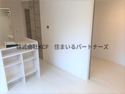【居間・リビング】 | D-roomF.京町 | こちらのリビングで趣味の時間をお楽しみください
