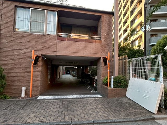 クレッセント新宿柏木の駐車場