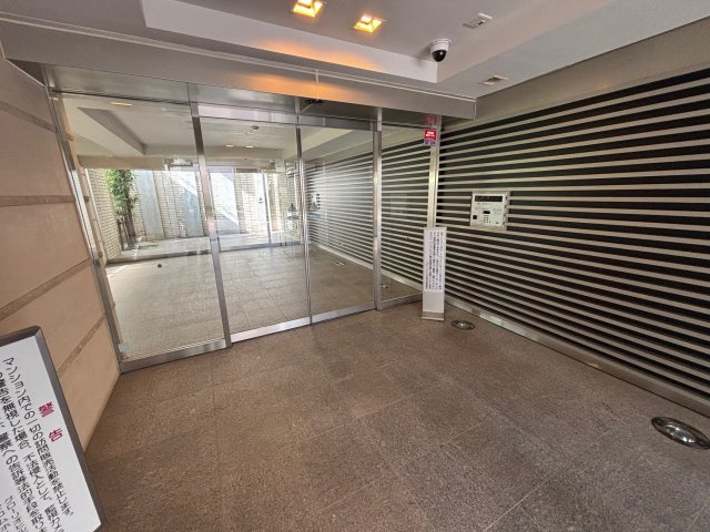 グローリオヒルズ西馬込のエントランス|1つ目のエントランスです。カギを操作盤にかざせば開きます。