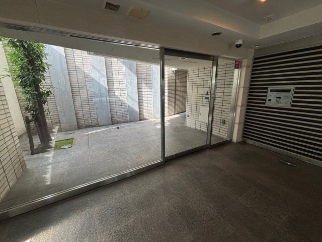 グローリオヒルズ西馬込のエントランス|2つ目のエントランスです。不審者の道連れを防止。カギを操作盤にかざせば開きます。