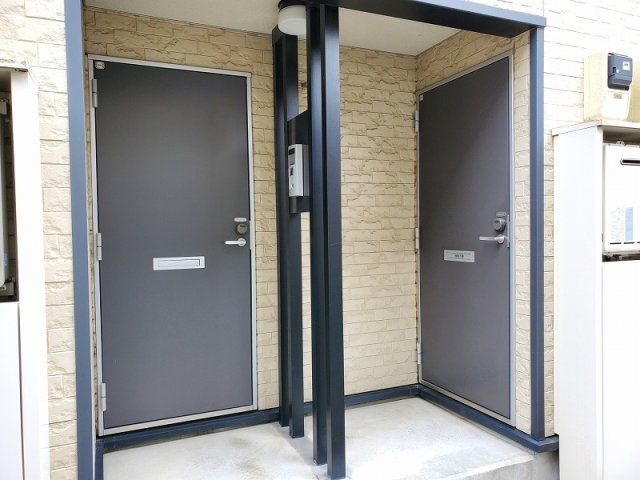 レオパレスグランデの玄関