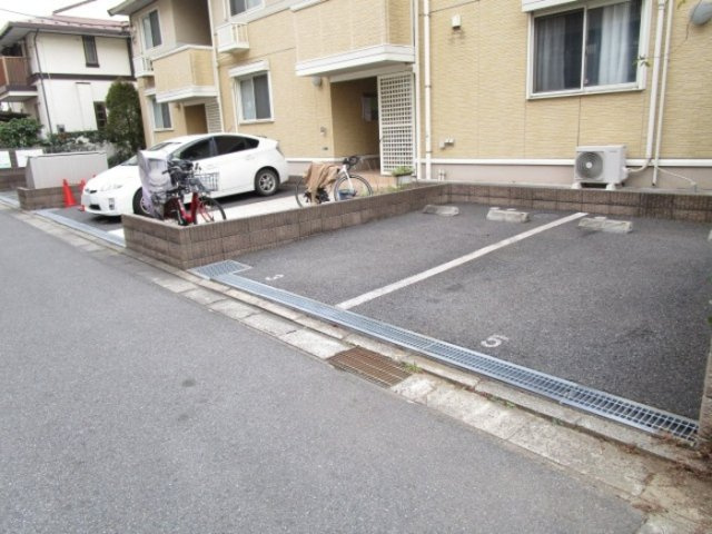 サンフルールの駐車場