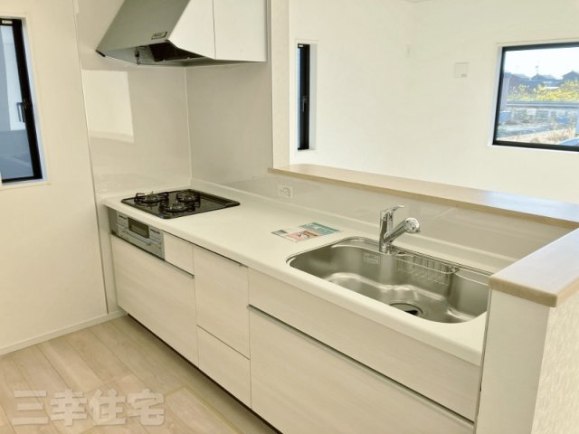 碧南市鴻島町のキッチン|ご家族の笑顔を見ながらお料理できる対面式システムキッチン。浄水器も付いてます！