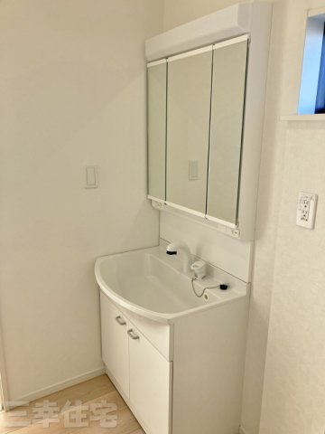 碧南市鴻島町の洗面所|3面鏡の洗髪洗面化粧台には、十分な可動式収納棚も付いた見た目も美しく機能性に優れた使いやすい仕様です