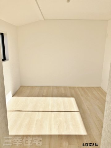 碧南市鴻島町の寝室|明るい南向きの主寝室8帖。