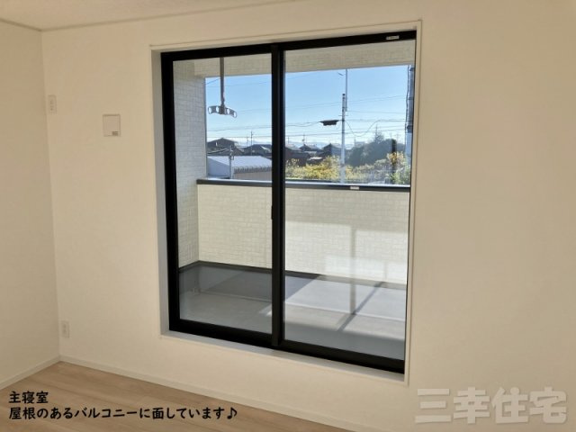 碧南市鴻島町の寝室|主寝室は屋根のあるバルコニーに面しています