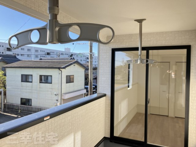 碧南市鴻島町のバルコニー|屋根のあるバルコニーは、天候や外からの視線を気にせず過ごせるプライベート空間です。ご家族で、お子さんと一緒に、お一人でゆっくり、多彩な時間を創出します♪