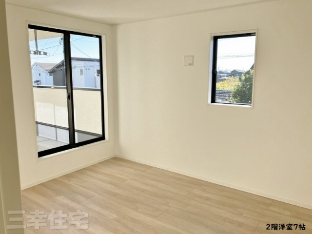 碧南市鴻島町の洋室|南向きの洋室7帖。このお部屋も屋根のあるバルコニーに面しています