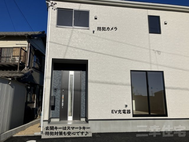 碧南市鴻島町の玄関|玄関の鍵はスマートキー、防犯カメラの映像はスマートフォンで確認できます。EV車の充電設備もあって充実してますね
