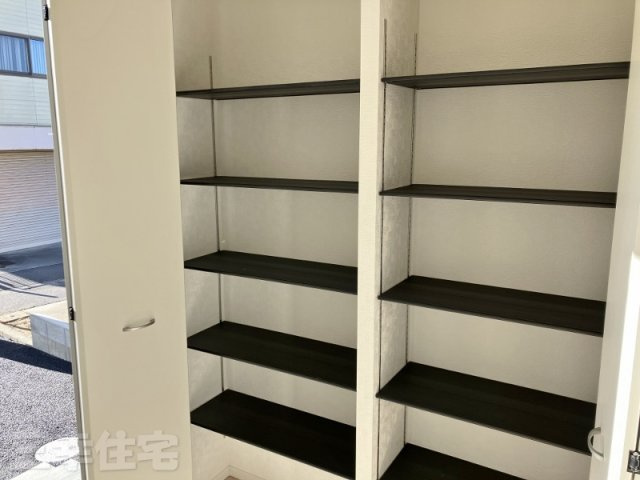 碧南市鴻島町の収納|玄関の収納は大容量です。お好きな高さに調節できる可動棚、ブーツの収納もラクラクです♪