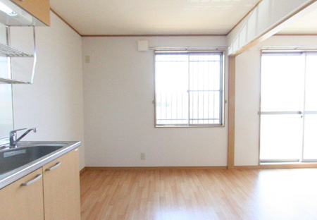 サン・コートの居間・リビング|こちらのリビングで趣味の時間をお楽しみください