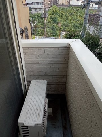 川崎市麻生区高石１丁目のアパートのバルコニー