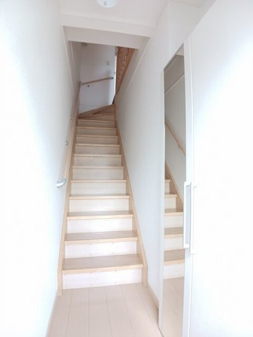 プロムナードⅢの玄関|収納もある玄関です