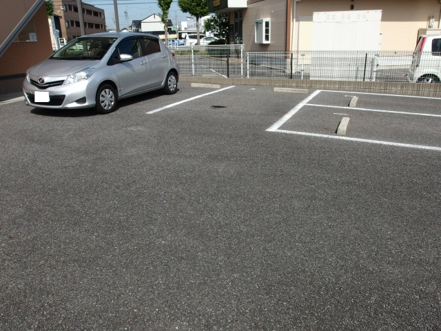 ブライツコートの駐車場