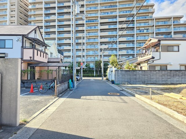 【前面道路含む現地写真】の画像