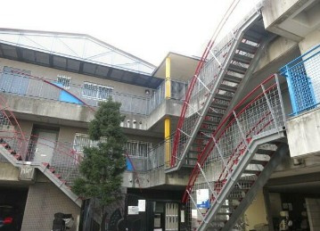 【外観】 | ロザ・ルゴーザ | 鉄筋コンクリート造のがっちりとした建物。