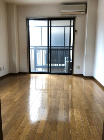 こちらの居間で趣味の時間をお楽しみください