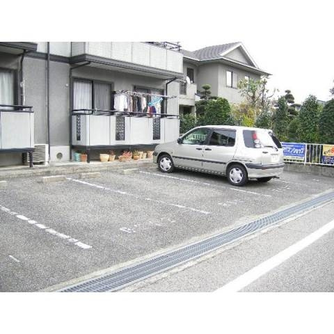 サンハイツフレマリールBの駐車場