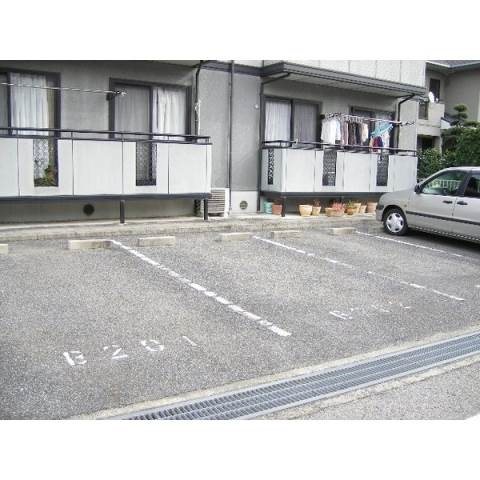 サンハイツフレマリールBの駐車場